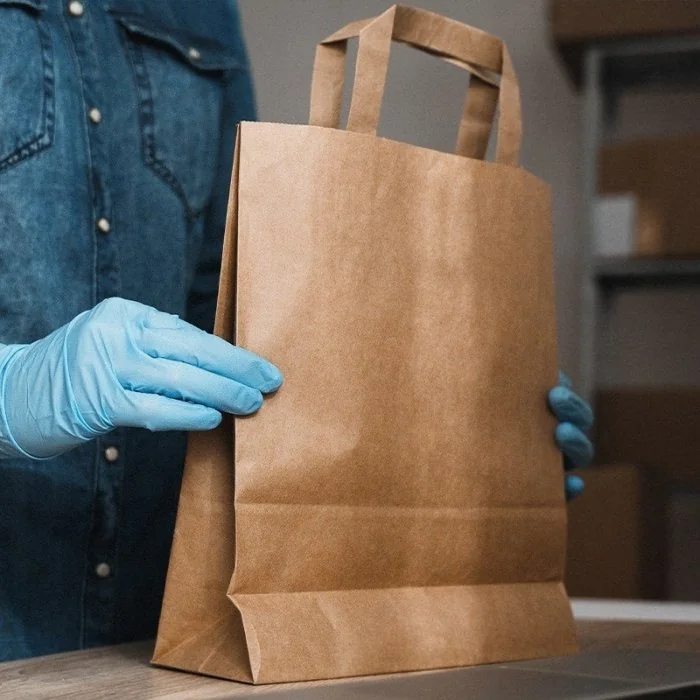 Pungi Hartie Cu Maner Plat, Hartie Kraft Natur 70g/mp Dimensiuni cm (L × l × h) 40 X 18 X 50, Tip Maner Flat, Material Hartie...